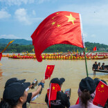 辰溪县龙头庵乡沅水河畔，百余只燕尾龙舟齐聚江面
