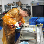 匠心破检修难题 护航暑运安检——广铁工匠攻关射线源筑牢旅客出行安全防线
