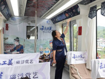凤凰磁浮非遗主题专列上线 苗画与西兰卡普“驶”入车厢