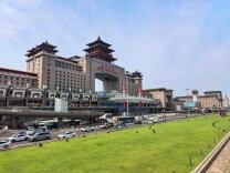 北京西站北广场提质改造完成，花园式站区亮相