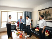 毛万春走访慰问退休老党员并送上“光荣在党50年”纪念章