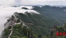 张家界国家森林公园天子山出现云海云瀑景观 