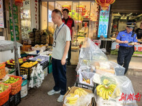 娄底城管联动多部门开展镇域商业集中点整治行动