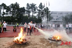 消防培训“不打烊” ，这场夜间演练筑牢校园安全屏障