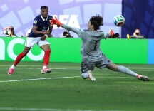 世界杯｜法国三球完胜瑞典 姆巴佩创淘汰赛进球纪录
