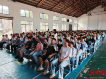 170套爱心升降课桌椅在宁乡山区学校“上岗”
