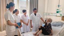 成功为九旬援疆湘女实施高难度手术，“毛医生”再续湘疆情！