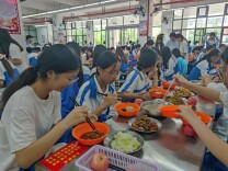 炎炎夏日送清凉！南县职业中等专业学校为学子加餐“补能量”