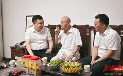 邵阳学院校领导“七一”前夕走访慰问老党员和生活困难党员