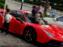 360万法拉利被4孩童划损，车主：对一名家长绝不妥协将起诉