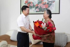 刘中杰走访慰问老干部老党员和生活困难党员代表