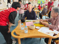 劳育润初心 温情暖夕阳——长沙民政职业技术学院医学院开展敬老爱老劳动实践志愿服务活动