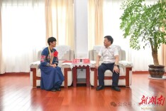 贺辉会见全国优秀共产党员贺晓英