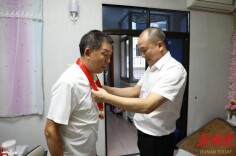 娄星区人大常委会党组书记走访慰问生活困难老党员