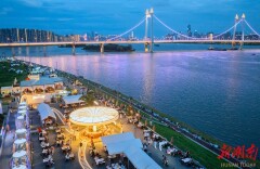 江畔纳凉赏夜景