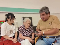 “88岁的奶奶删了77万多条未读消息后，又冒出3万多条！”