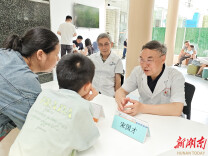 平均年龄68岁！“银发帮帮团”返岗，护航暑期就诊小患者