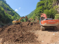 甘肃陇南宕昌县山体滑坡致33人被掩埋 17人被救出