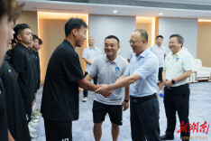 “湘超联赛”7月25日开赛 刘勇会为益阳队授旗