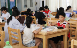 新田：暑期图书馆迎来读书热 市民“充电”避暑两不误