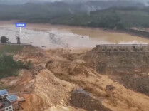 六蓝水库受灾村落水位下降 总台记者直击救援现场