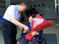 毛万春走访慰问“七一勋章”获得者钟掘院士