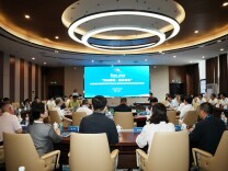 AI智能时代服饰行业产教融合高峰论坛在湖南汽车工程职业大学成功举办