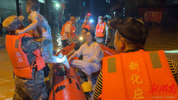 新化县紧急出动民兵驰援抗洪一线 转移受灾群众
