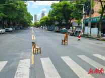 南县 | 电线脱落悬路中，城管联动电力部门消除险情