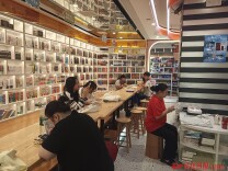 书香消暑度暑假 城区书店点燃青少年阅读热潮