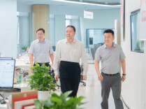 毛万春在湖南日报社调研