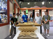 筑博会上“红”闪耀：长理学子用模型讲好红色历史故事