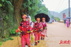 新化县：闻“汛”而动，转移被困群众|湖南日报·图片新闻