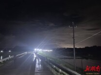 “电骆驼”鏖战长江堤 灯火筑牢防汛安全线
