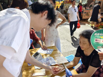 荷塘卫健：街边义诊送健康 冬病夏治正当时