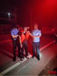新化县公安局琅塘派出所干警李健明成功劝救跳水青年