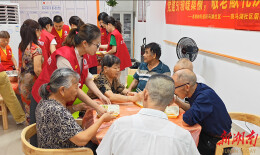 中医理疗、爱心义剪、暖心助餐——斑马湖社区这场敬老活动“一站式”宠老