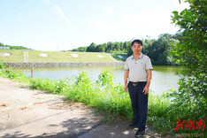 防汛“老江湖”︱“老水利”何自良退休不下防汛一线：“村民需要我，何乐而不为？”