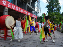 凤凰上河老街，夏日限定“苗鼓声”持续加载中……