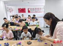 巧手捏出“长沙味道” 尚双塘社区20组亲子家庭共学非遗技艺