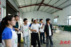 吉首大学“云端集市”实践团把创新课堂搬进莓茶助农主战场