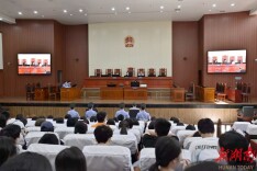 旁听庭审+实地参观 300余名师生“沉浸式”体验法治课堂