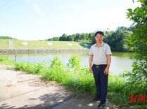 防汛“老江湖”︱“老水利”何自良退休不下防汛一线：“村民需要我，何乐而不为？”
