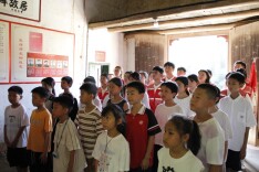 “行走的课堂”探寻尘封历史 高校师生带乡村儿童在红军师长张辉故居赓续红色血脉