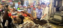 腊味摊前“检”安全 新田市监行动守护“烟火气”