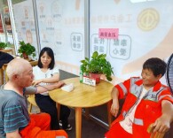 一杯茶、一张创可贴、一句“随时来”……这个户外劳动者的“家”，她细心呵护了4年
