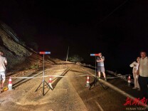 暴雨引发山体滑坡 “警”急救援化险为夷
