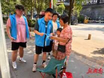 湖南信息学院“三下乡”实践团到鹤城开展“防范青少年药物滥用”宣传