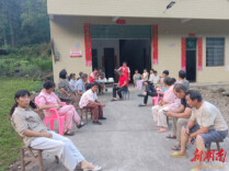 金洞凤凰乡菠萝源村依托片区村民活动站办好群众身边事