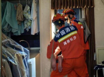 男孩翻窗救猫被困25楼，消防紧急营救